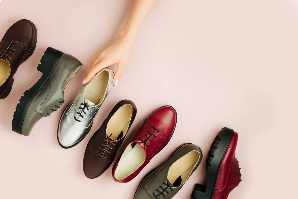 fr8246_woman-chooses-shoes-stylish-female-spring-autumn-shoes-various-colors-beauty-fashion-concept-flat-lay.jpg